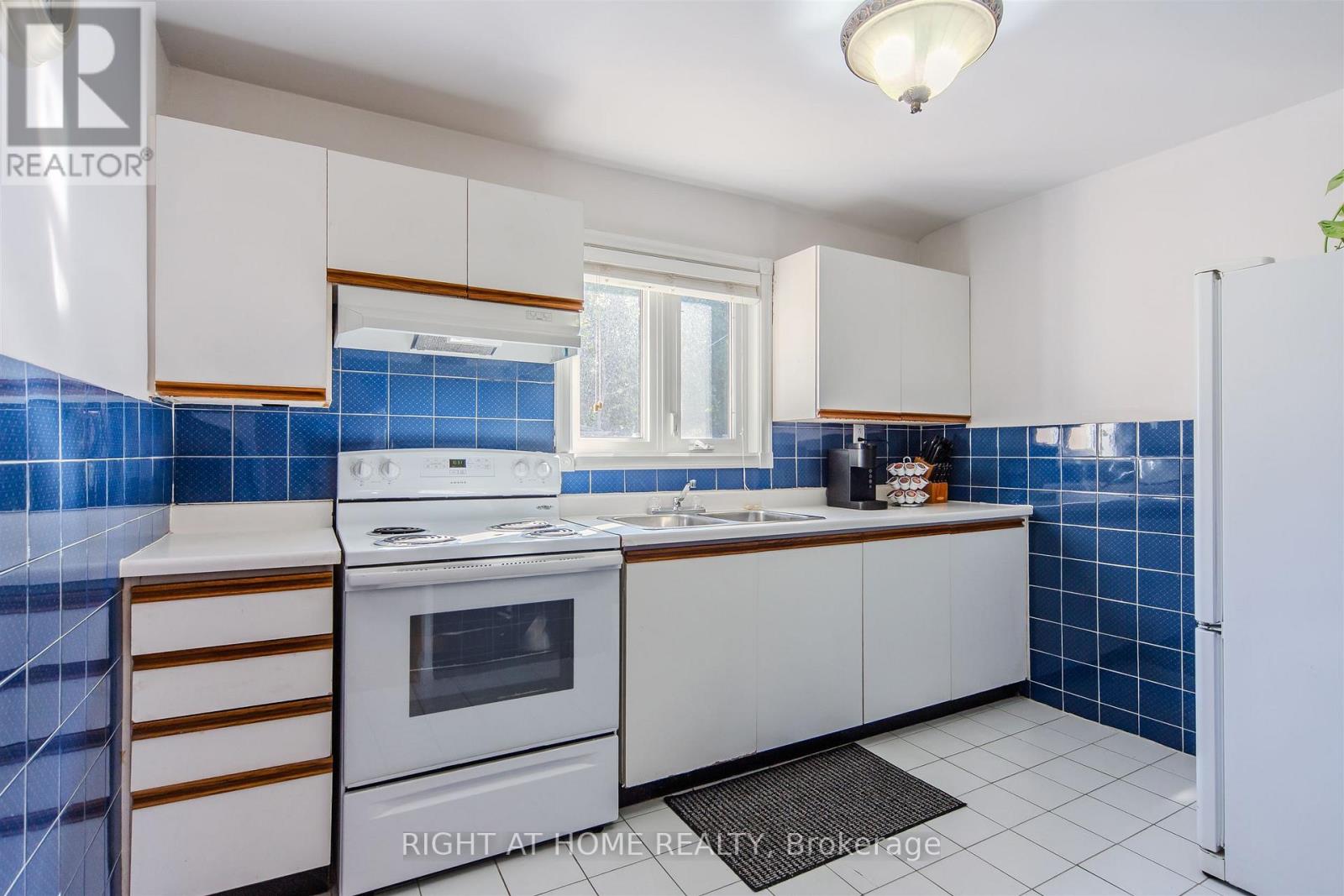 7 Adele Avenue, Toronto, Ontario  M3L 1J2 - Photo 7 - W12402995