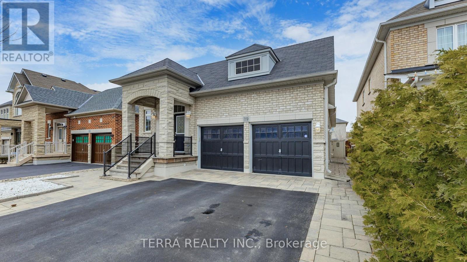 19 Isaiah Drive, Vaughan, Ontario  L4H 0C3 - Photo 4 - N12403052