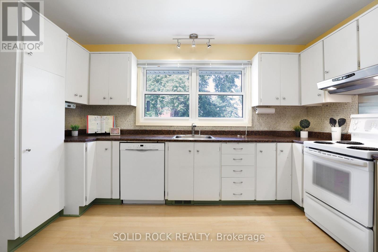 632 Chadburn Avenue, Ottawa, Ontario  K1G 0Y7 - Photo 8 - X12403100