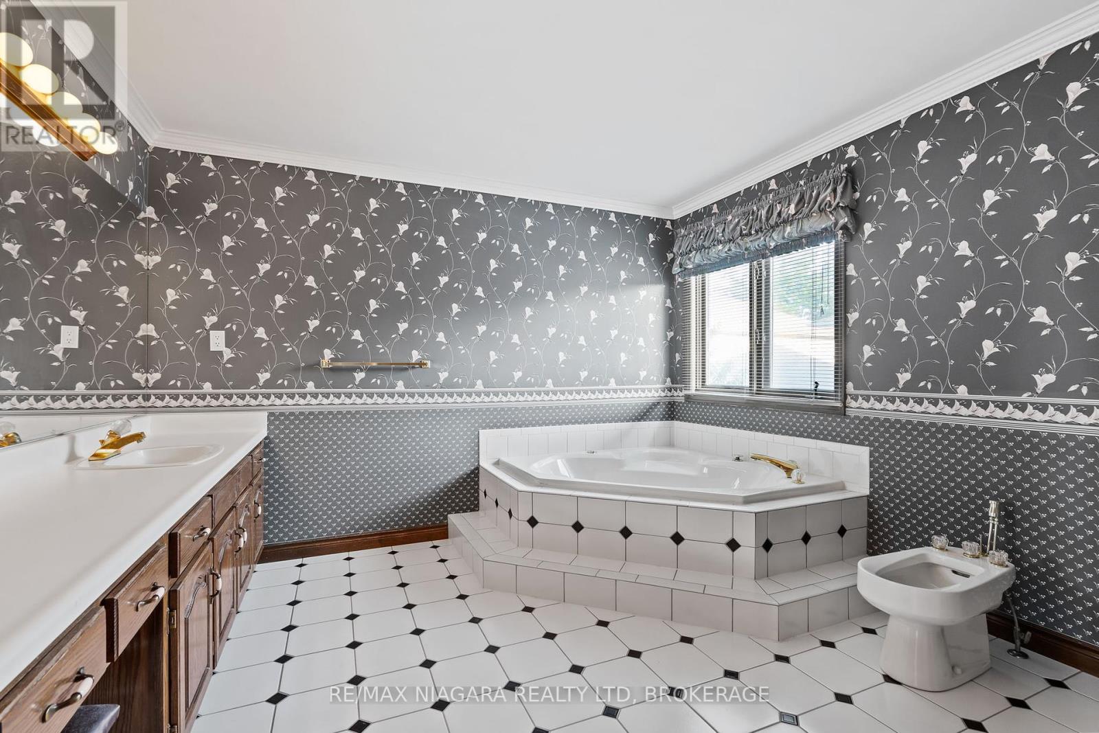 13 Shoreline Crescent, Grimsby, Ontario  L3M 5B2 - Photo 21 - X12403127