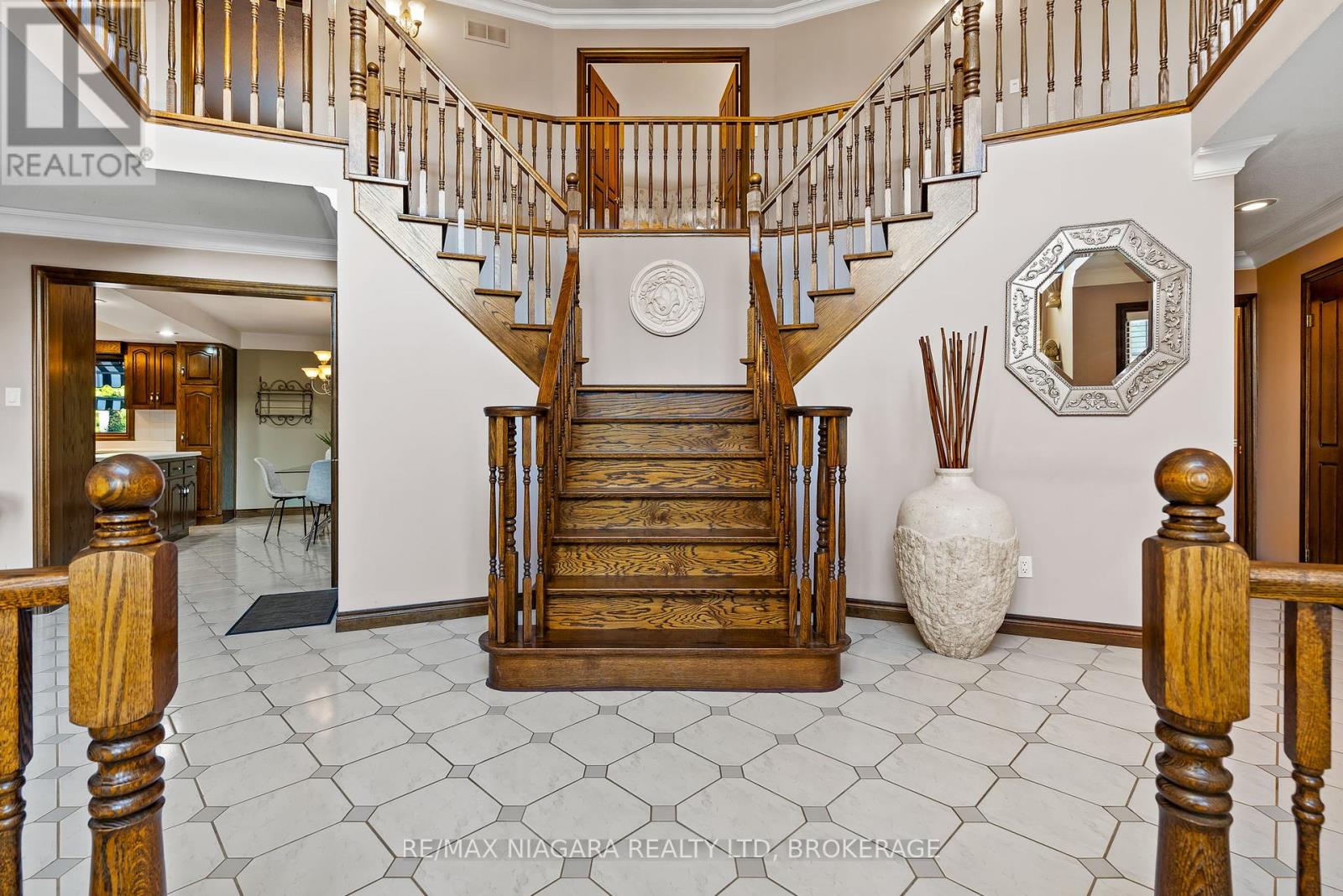 13 Shoreline Crescent, Grimsby, Ontario  L3M 5B2 - Photo 7 - X12403127