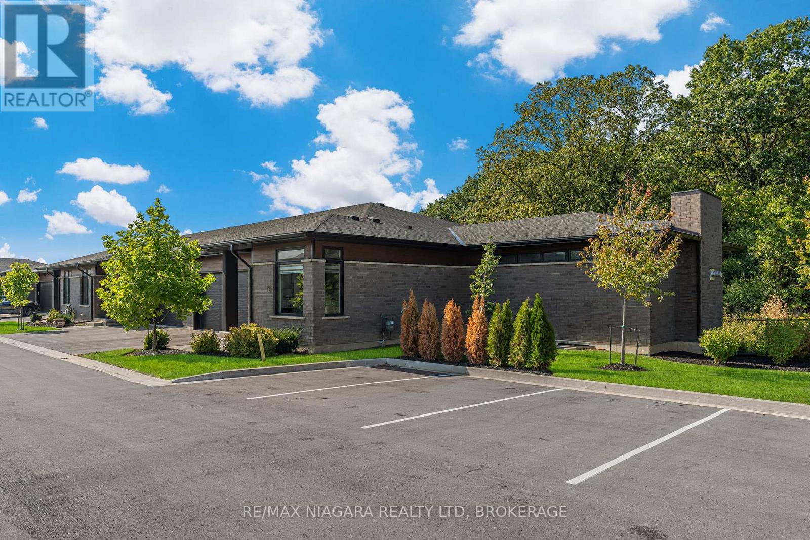 16 - 300 Richmond Street, Thorold (Confederation Heights), Ontario  L2V 0L6 - Photo 2 - X12403128