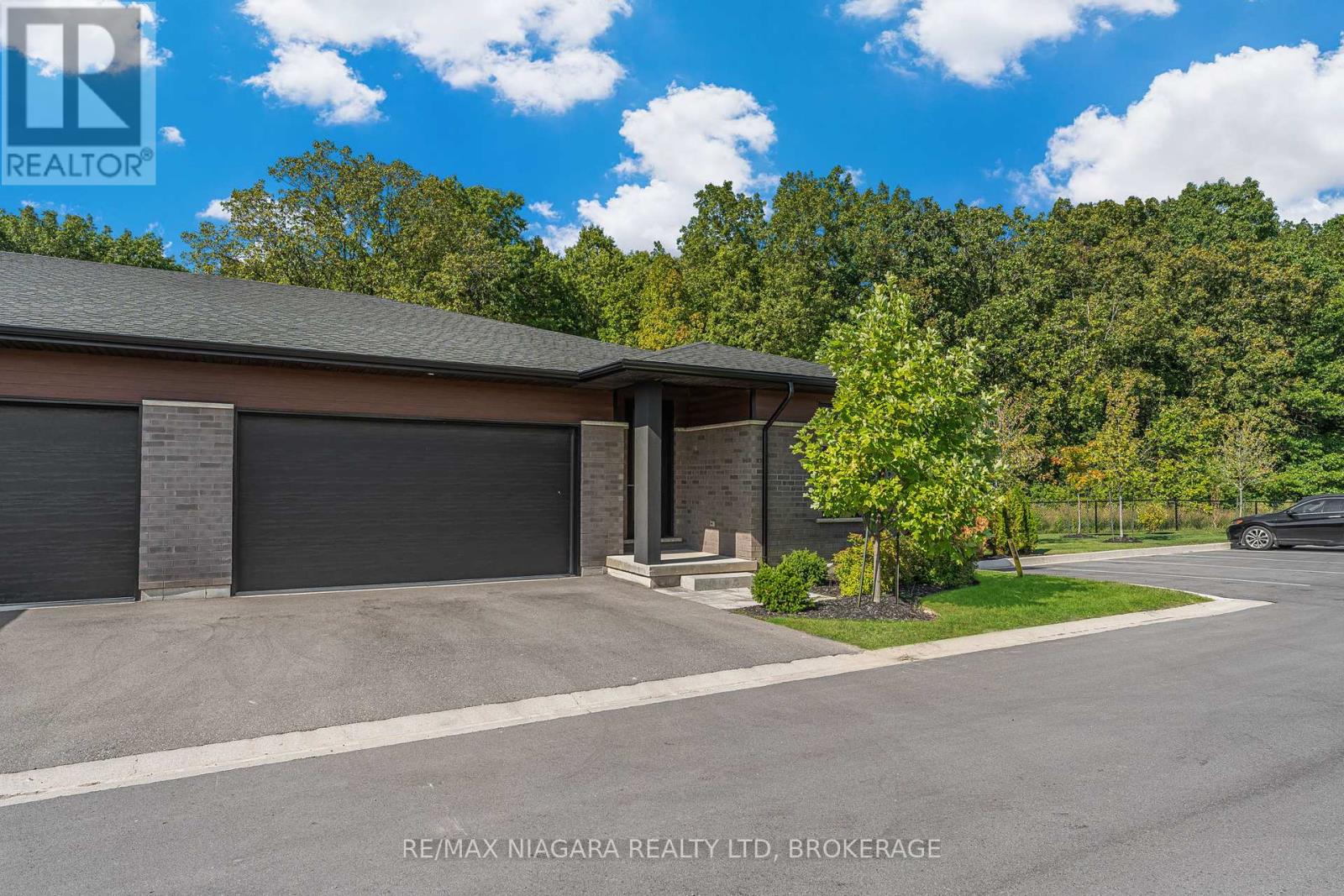 16 - 300 Richmond Street, Thorold (Confederation Heights), Ontario  L2V 0L6 - Photo 3 - X12403128