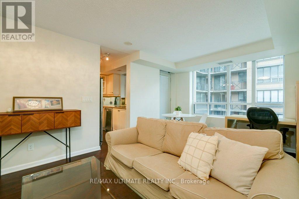 1004 - 140 Simcoe Street, Toronto (Waterfront Communities), Ontario  M5H 4E9 - Photo 3 - C12403149