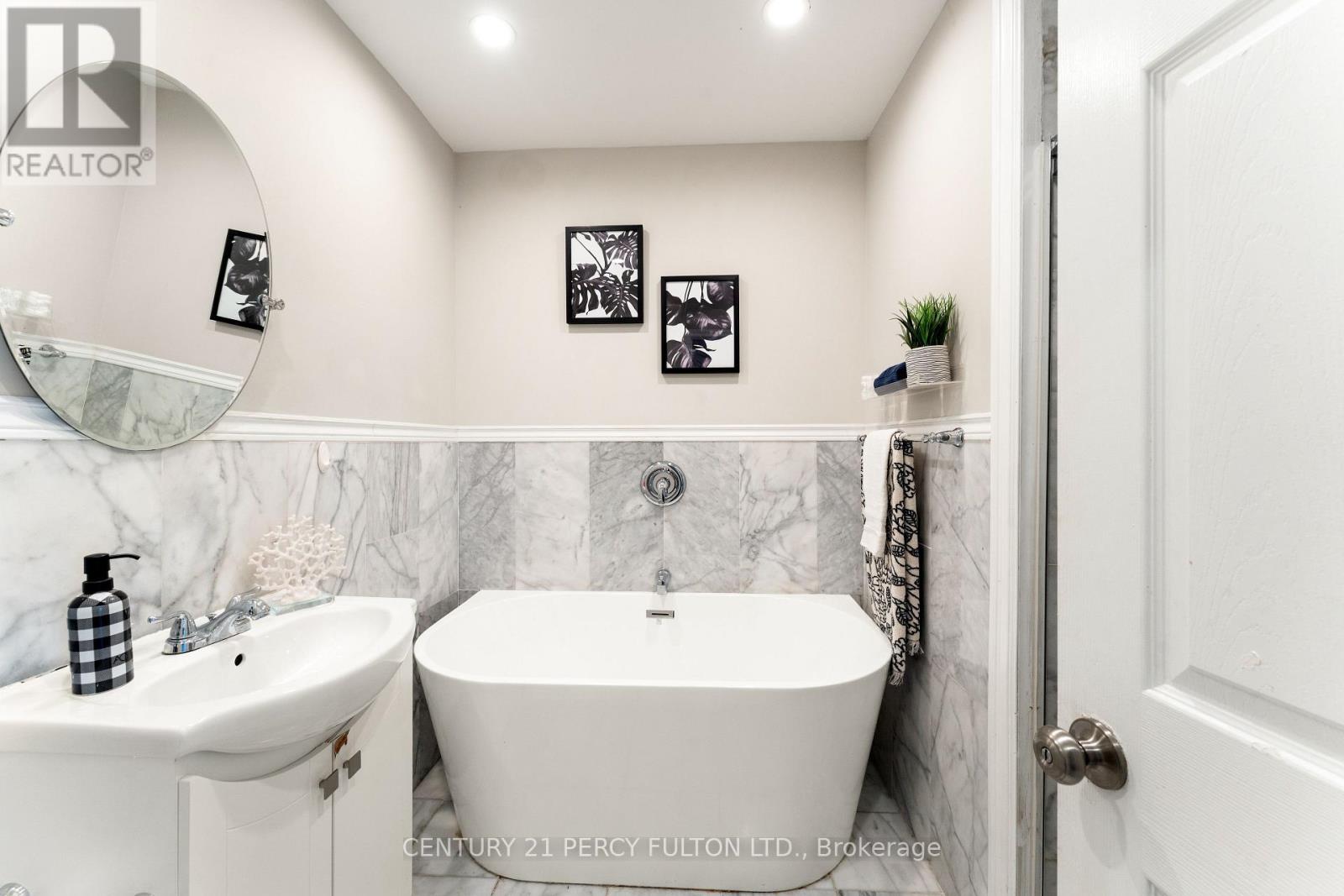 34 Topham Road, Toronto, Ontario  M4B 3K2 - Photo 17 - E12403120