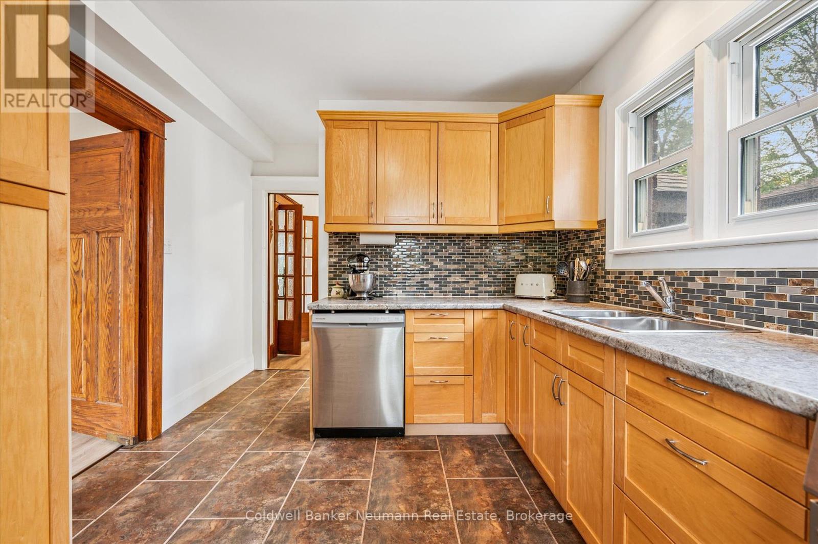 39 Agnes Street, Kitchener, Ontario  N2G 2E9 - Photo 8 - X12403173