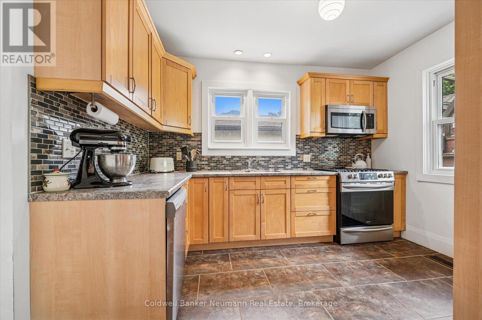 39 Agnes Street, Kitchener, Ontario  N2G 2E9 - Photo 9 - X12403173