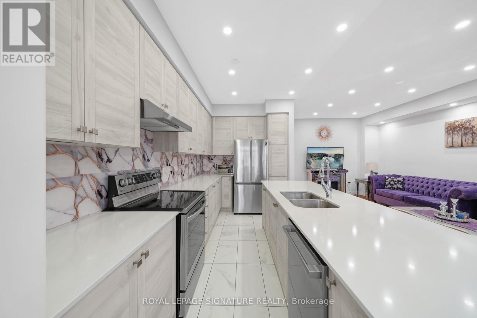 167 Landolfi Way, Bradford West Gwillimbury, Ontario  L3Z 4L7 - Photo 11 - N12403198