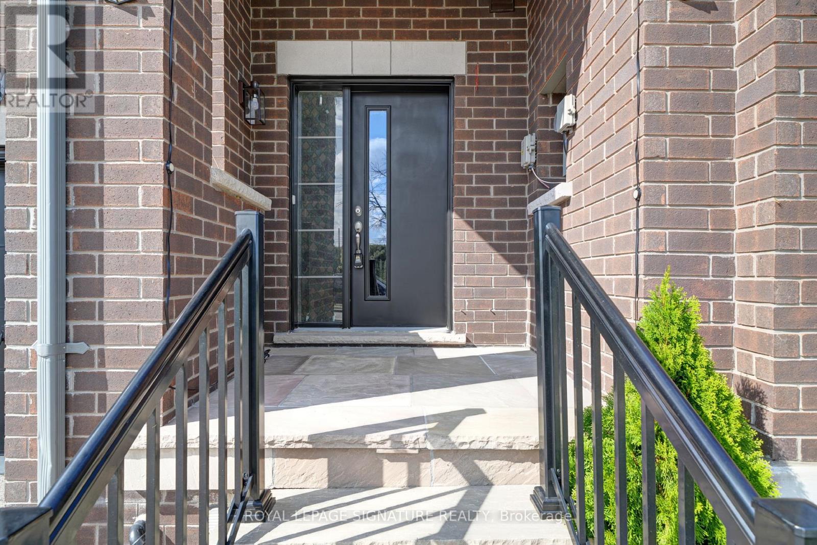 167 Landolfi Way, Bradford West Gwillimbury, Ontario  L3Z 4L7 - Photo 3 - N12403198