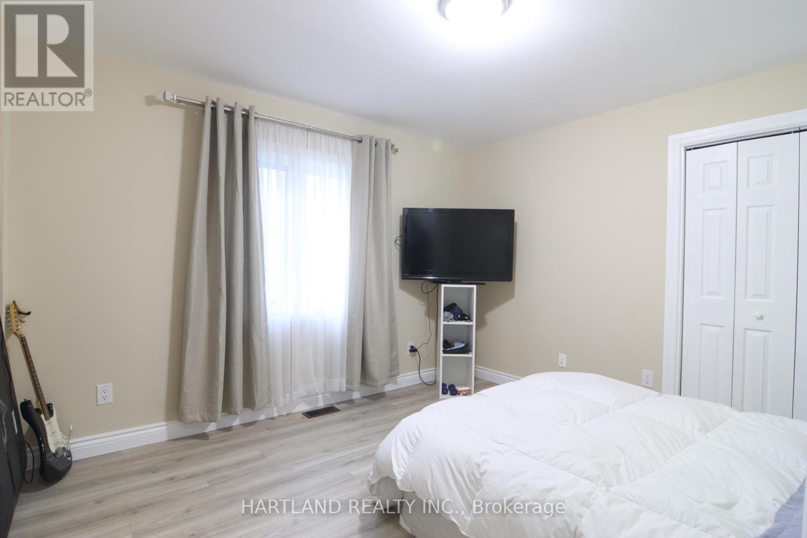 22 Berkely Street, Wasaga Beach, Ontario  L9Z 2N6 - Photo 10 - S12403204