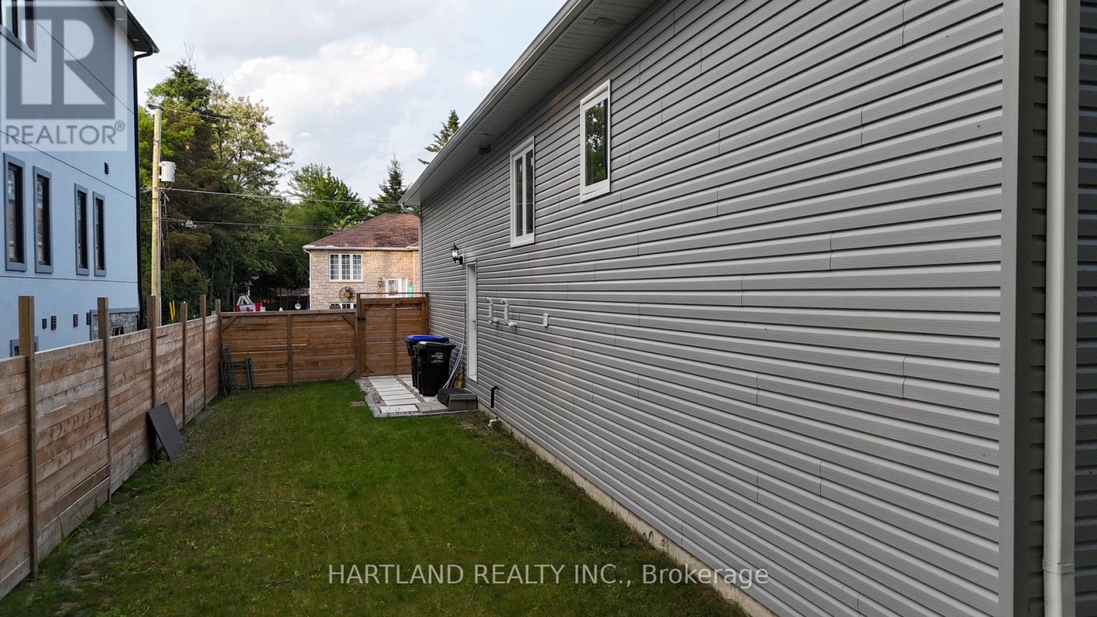 22 Berkely Street, Wasaga Beach, Ontario  L9Z 2N6 - Photo 19 - S12403204