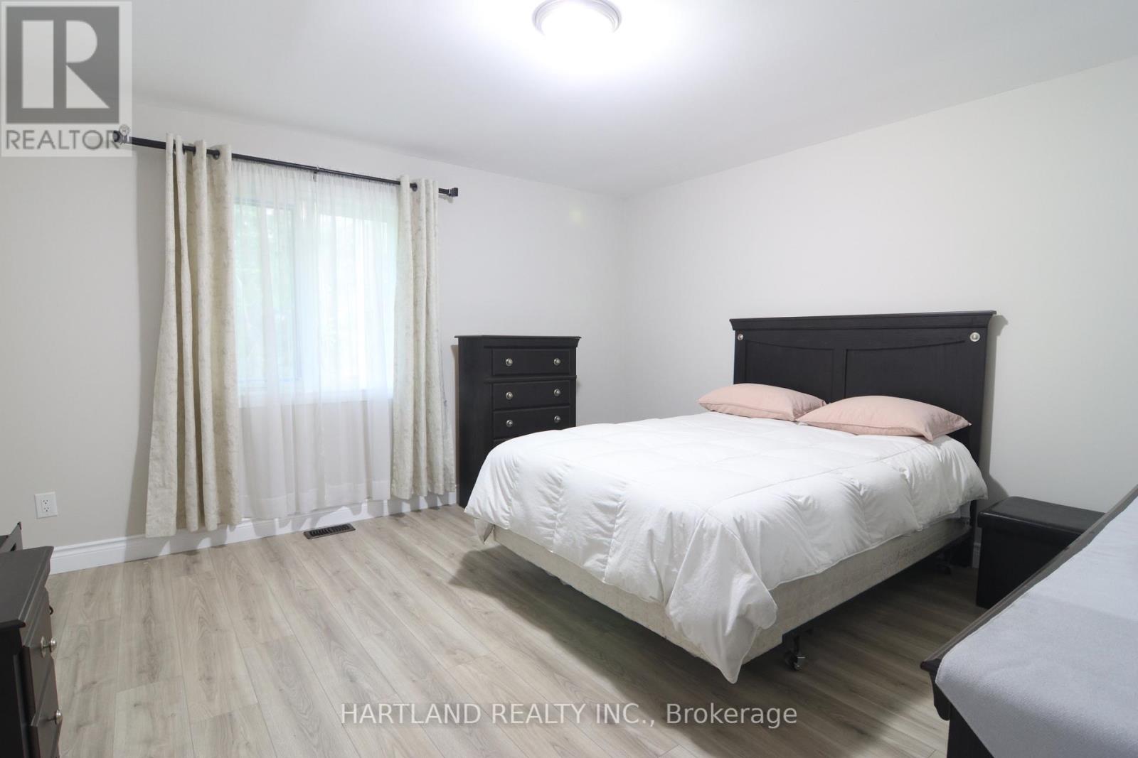 22 Berkely Street, Wasaga Beach, Ontario  L9Z 2N6 - Photo 7 - S12403204