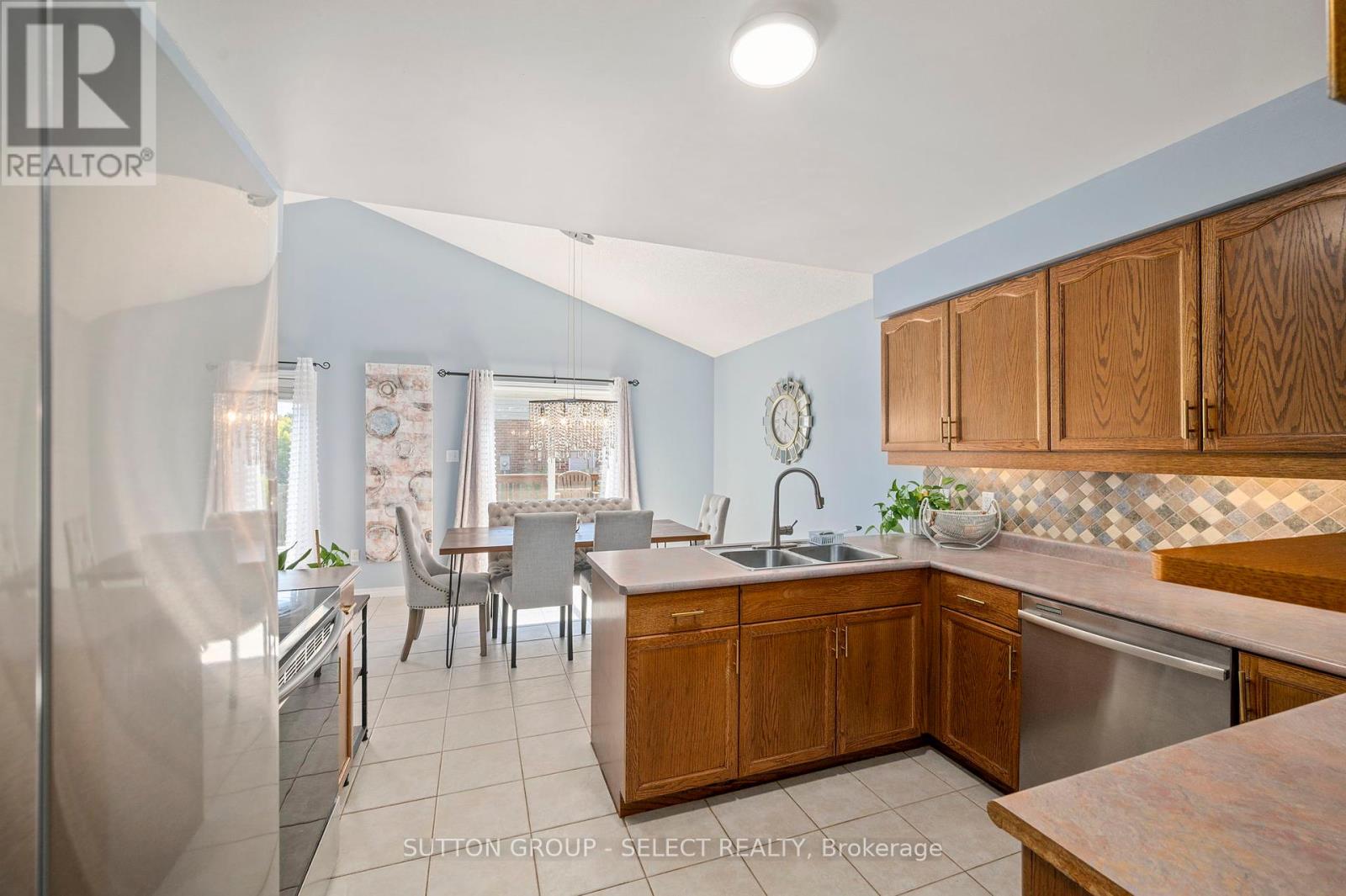 830 Cresthaven Crescent, London South, Ontario  N6K 4W4 - Photo 11 - X12403382