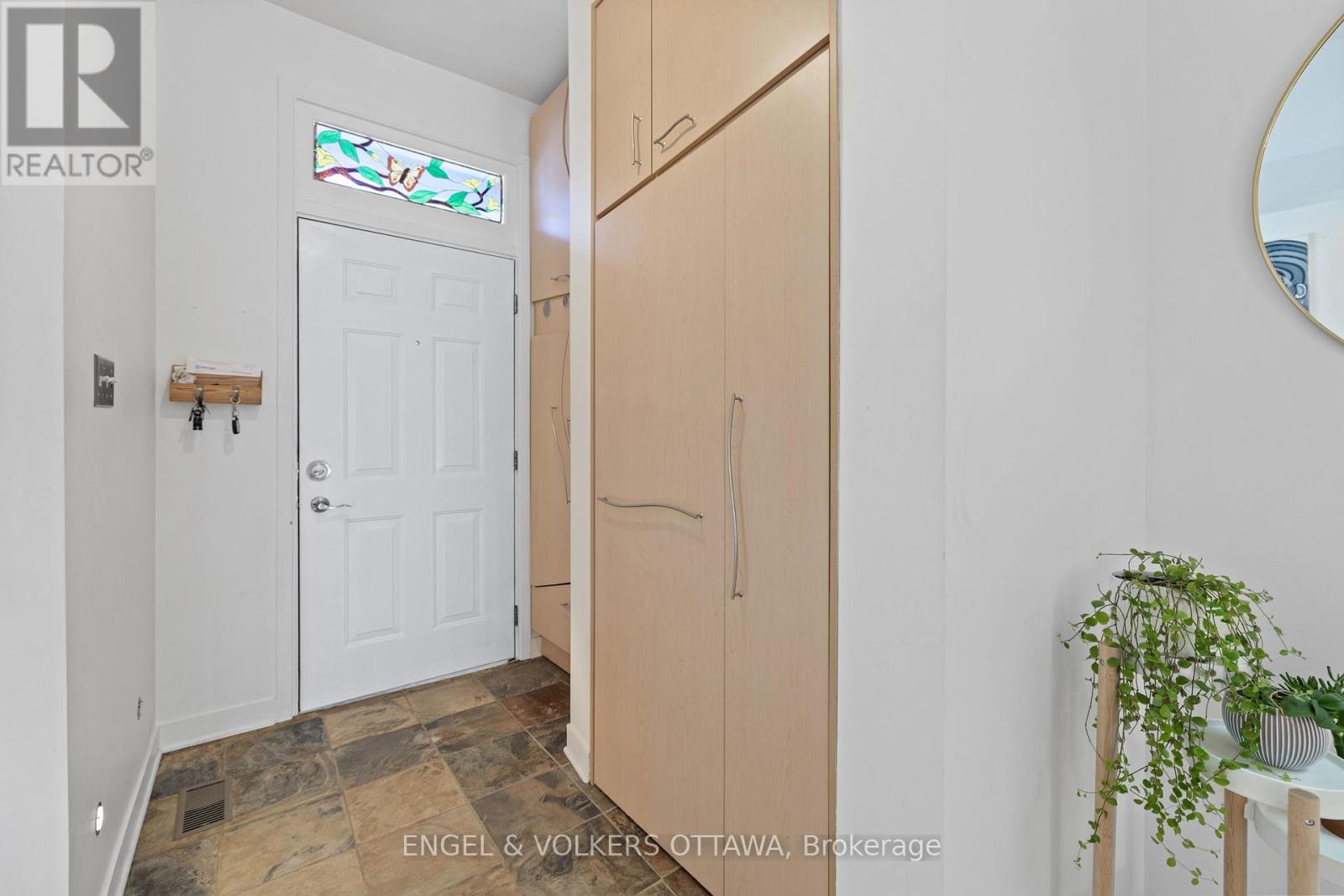 204 Florence Street, Ottawa, Ontario  K1R 5N6 - Photo 3 - X12403399