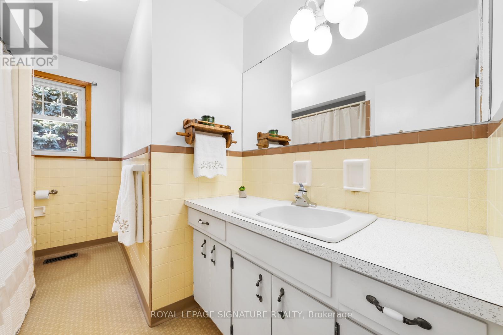 668 Peele Boulevard, Burlington, Ontario  L7R 3B9 - Photo 17 - W12403165