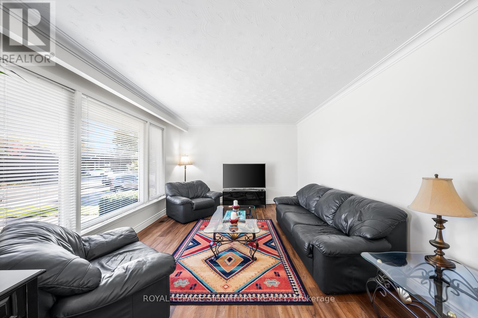 668 Peele Boulevard, Burlington, Ontario  L7R 3B9 - Photo 3 - W12403165