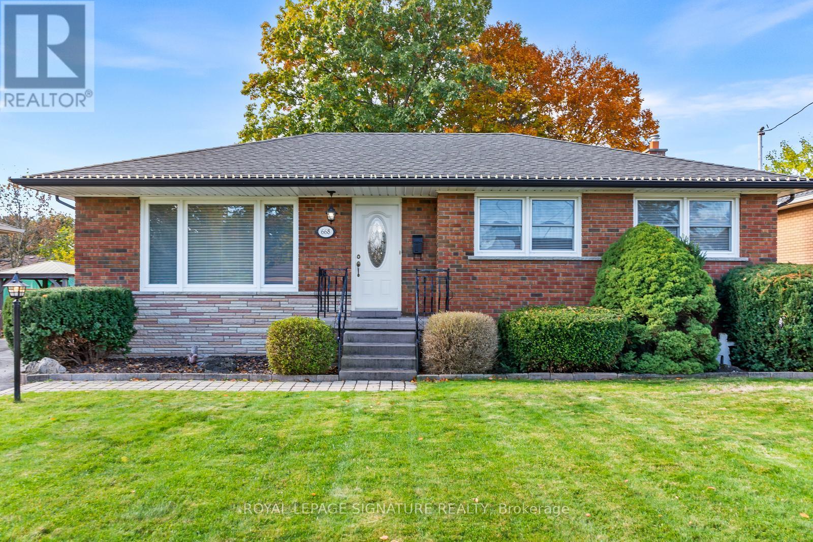 668 Peele Boulevard, Burlington, Ontario  L7R 3B9 - Photo 32 - W12403165