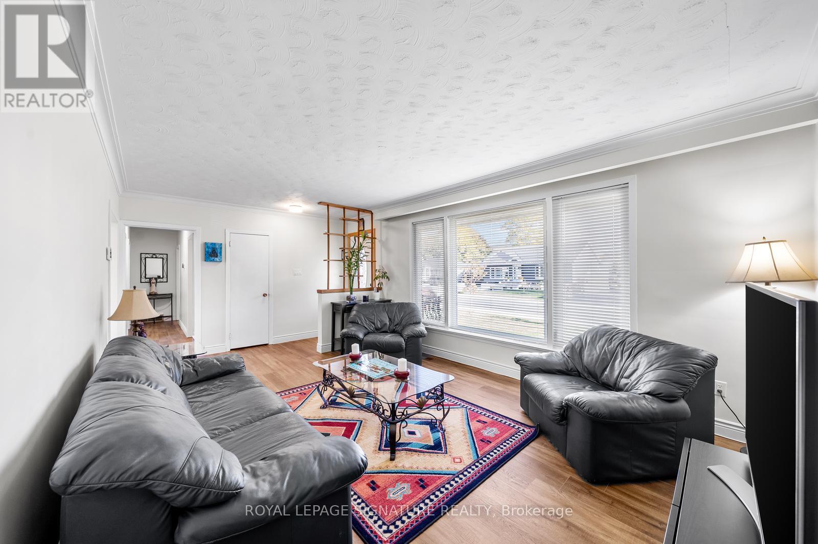 668 Peele Boulevard, Burlington, Ontario  L7R 3B9 - Photo 4 - W12403165