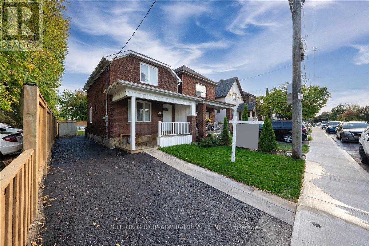 11 Bowie Avenue, Toronto (Briar Hill-Belgravia), Ontario  M6E 2P1 - Photo 4 - W12403168