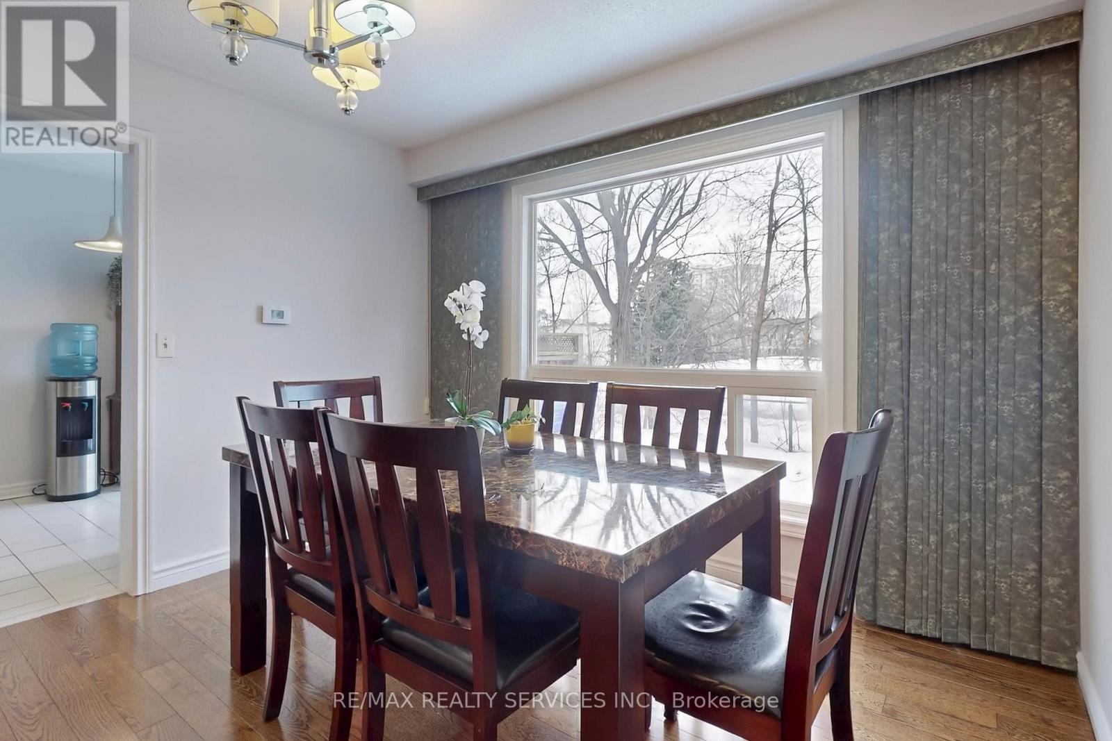 28 Heathcliffe Square, Brampton (Central Park), Ontario  L6S 5P7 - Photo 11 - W12403223