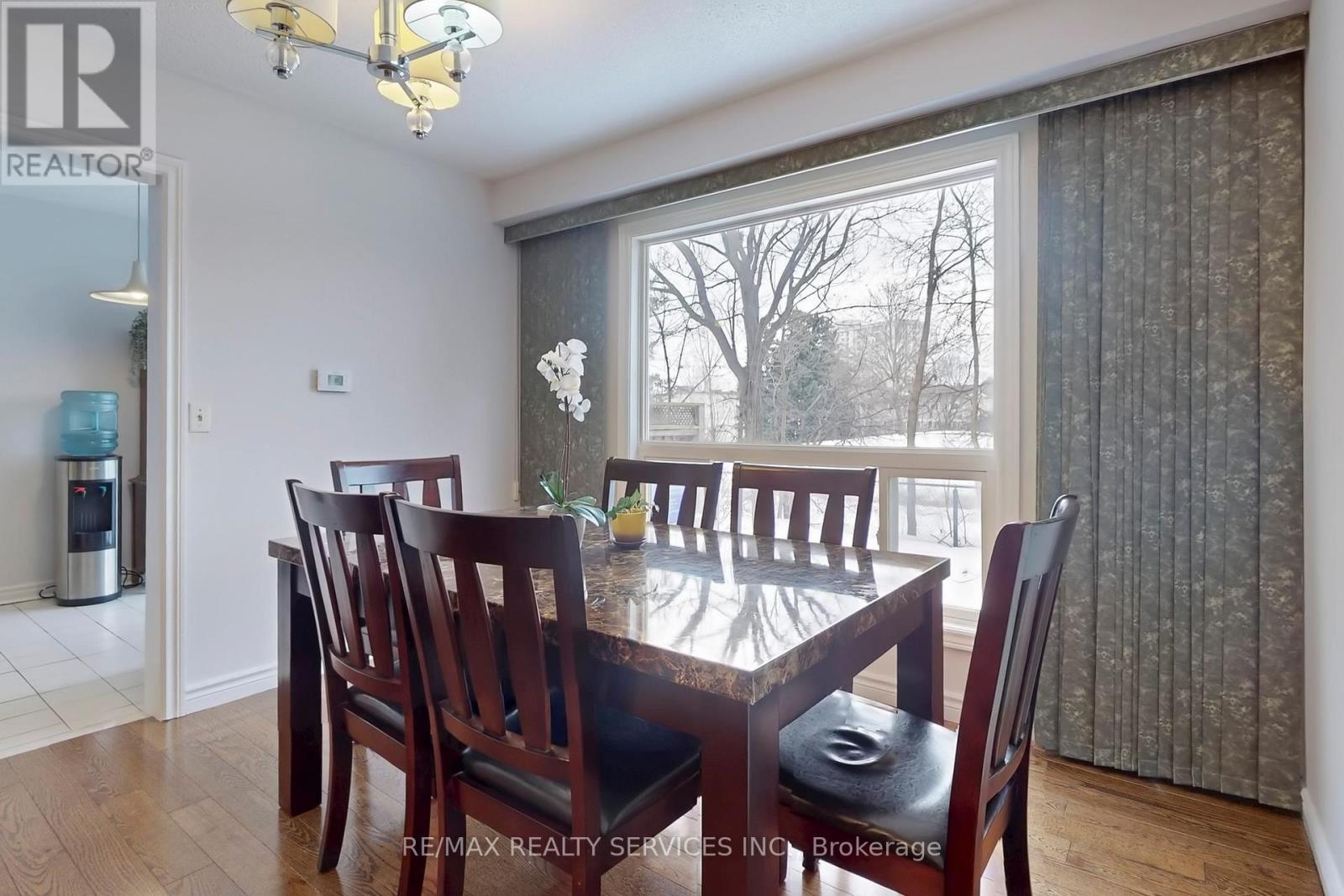 28 Heathcliffe Square, Brampton (Central Park), Ontario  L6S 5P7 - Photo 12 - W12403223