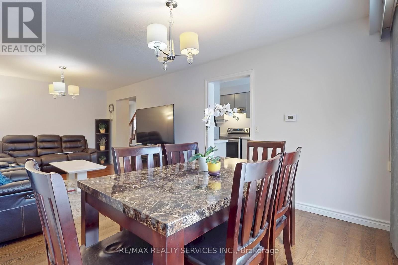 28 Heathcliffe Square, Brampton (Central Park), Ontario  L6S 5P7 - Photo 14 - W12403223