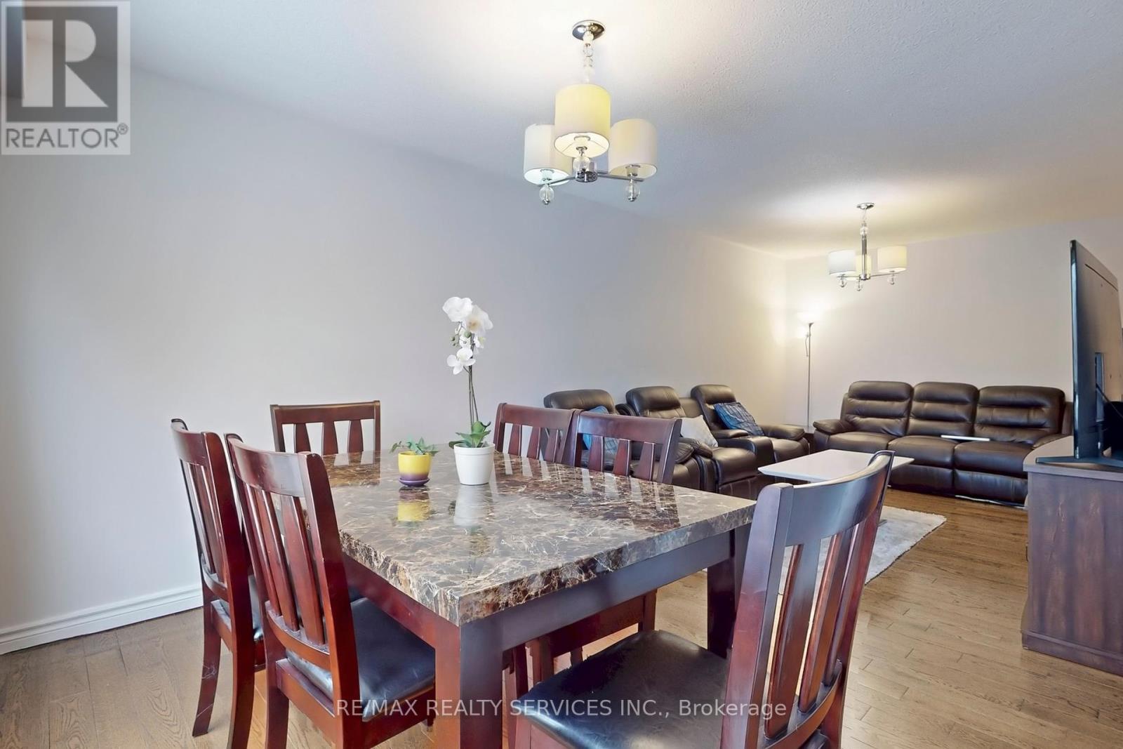 28 Heathcliffe Square, Brampton (Central Park), Ontario  L6S 5P7 - Photo 15 - W12403223