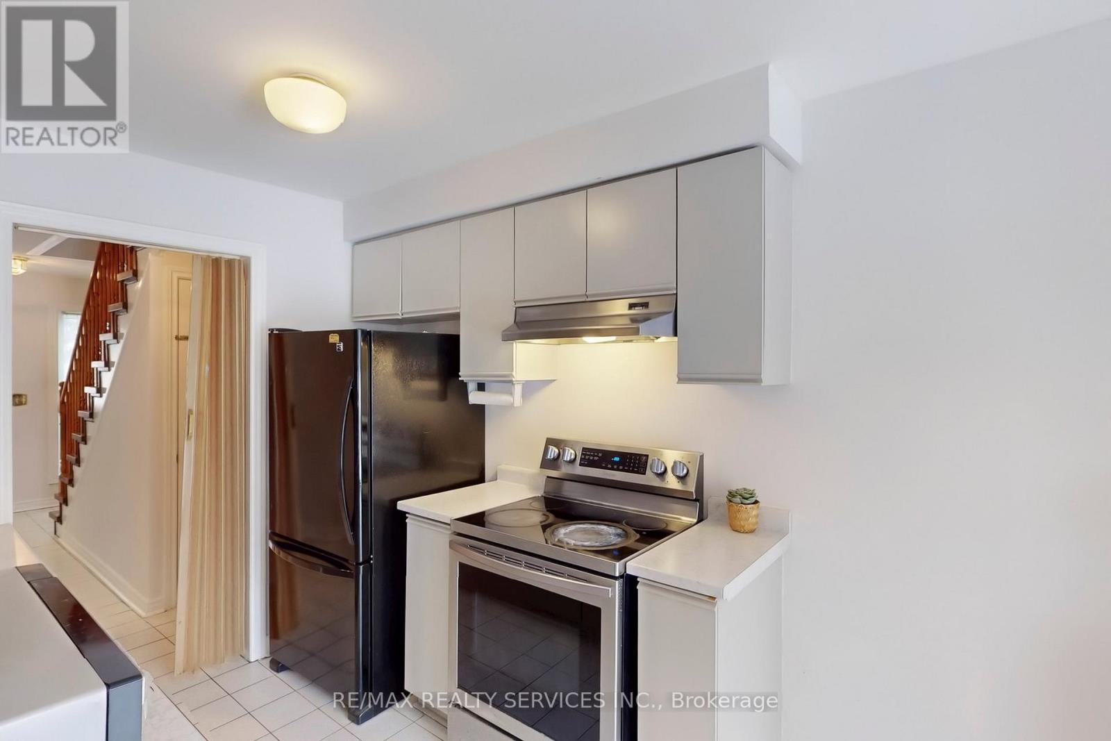28 Heathcliffe Square, Brampton (Central Park), Ontario  L6S 5P7 - Photo 16 - W12403223