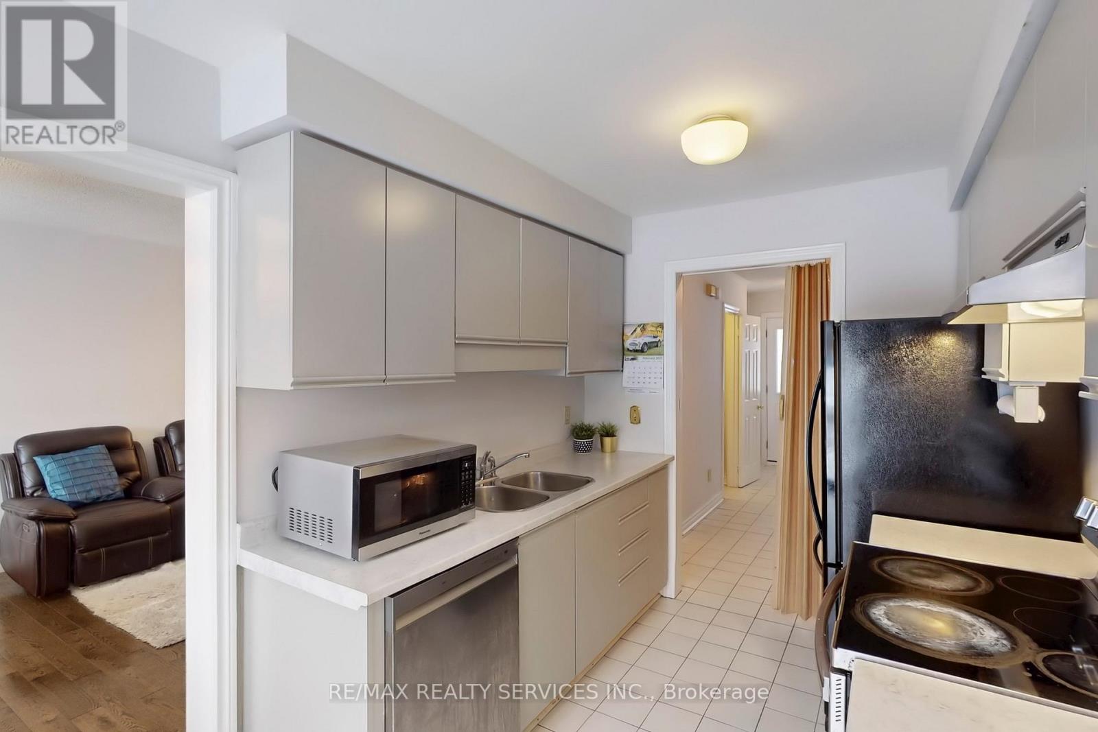 28 Heathcliffe Square, Brampton (Central Park), Ontario  L6S 5P7 - Photo 17 - W12403223