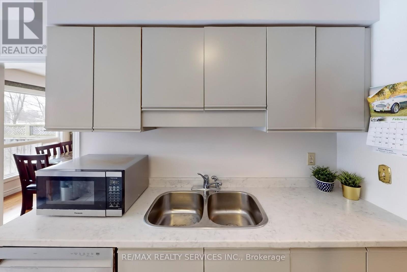 28 Heathcliffe Square, Brampton (Central Park), Ontario  L6S 5P7 - Photo 18 - W12403223