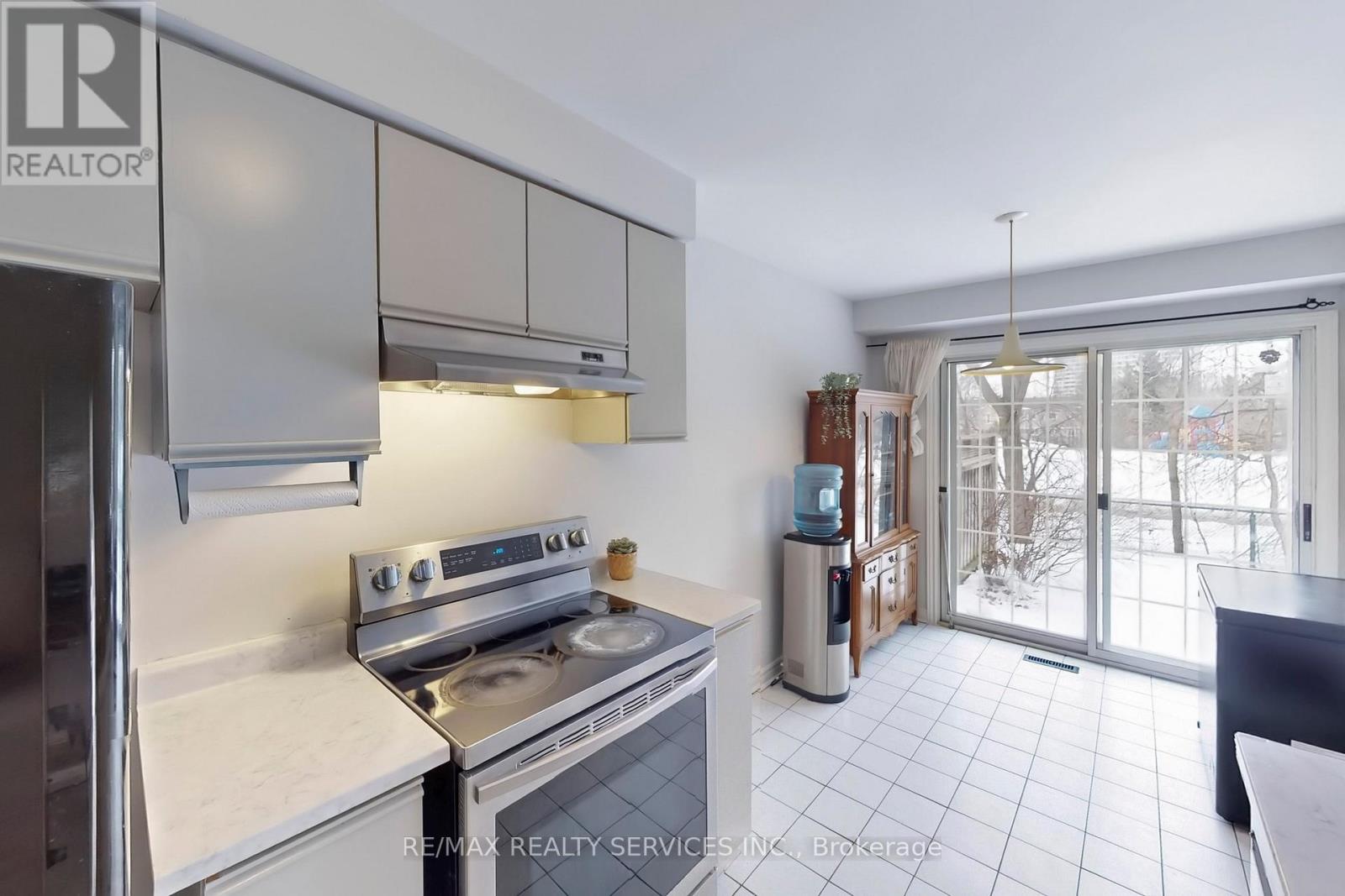 28 Heathcliffe Square, Brampton (Central Park), Ontario  L6S 5P7 - Photo 19 - W12403223
