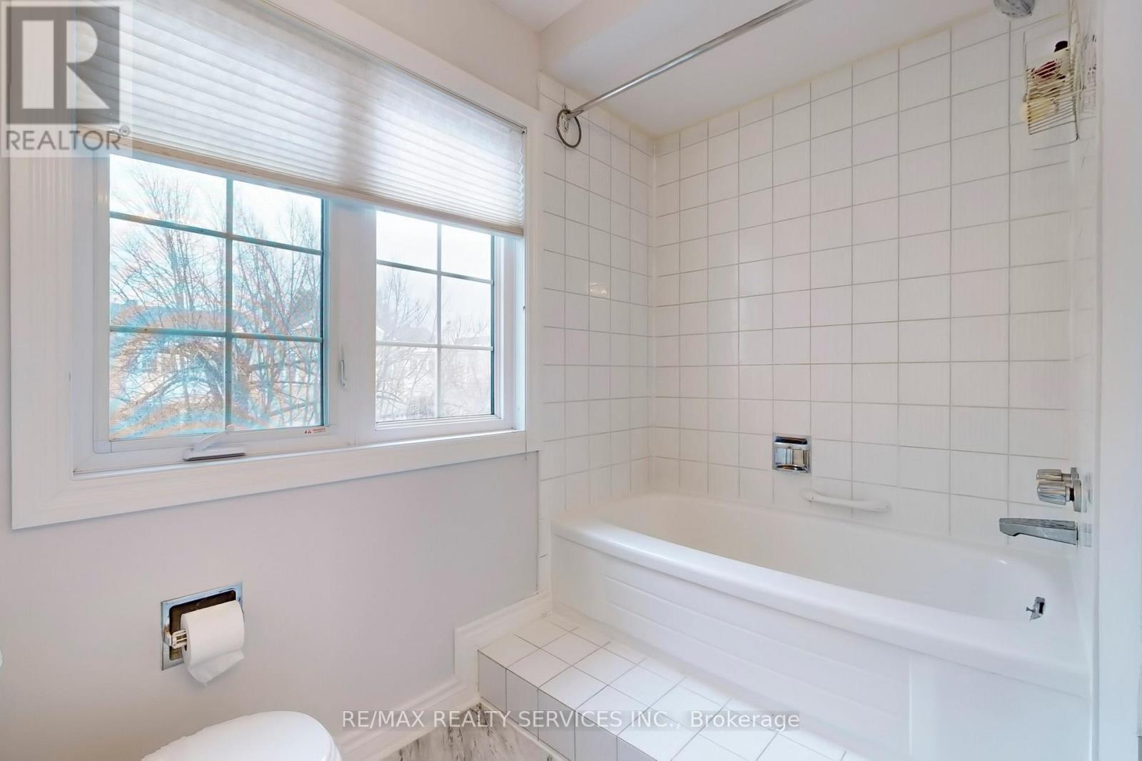 28 Heathcliffe Square, Brampton (Central Park), Ontario  L6S 5P7 - Photo 32 - W12403223