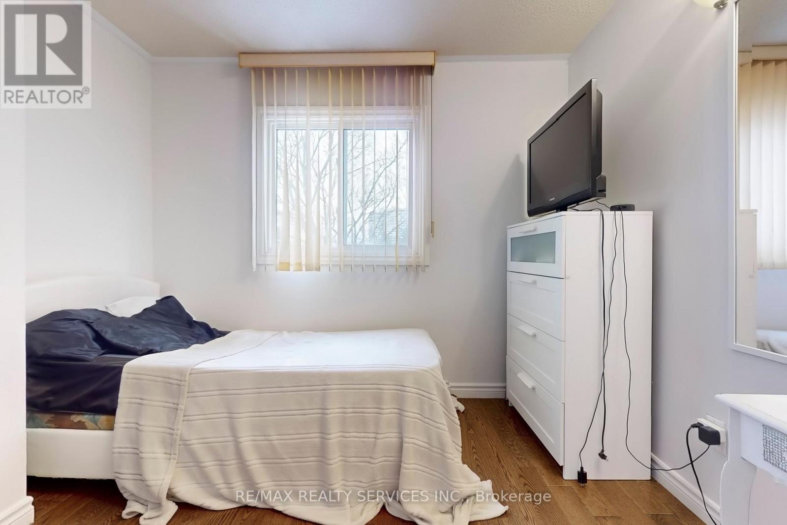 28 Heathcliffe Square, Brampton (Central Park), Ontario  L6S 5P7 - Photo 34 - W12403223