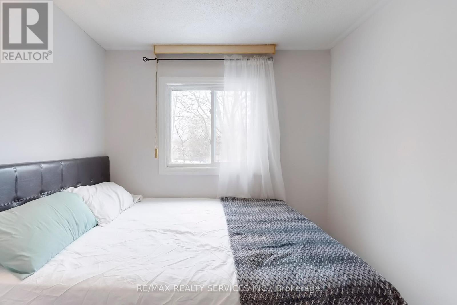 28 Heathcliffe Square, Brampton (Central Park), Ontario  L6S 5P7 - Photo 38 - W12403223