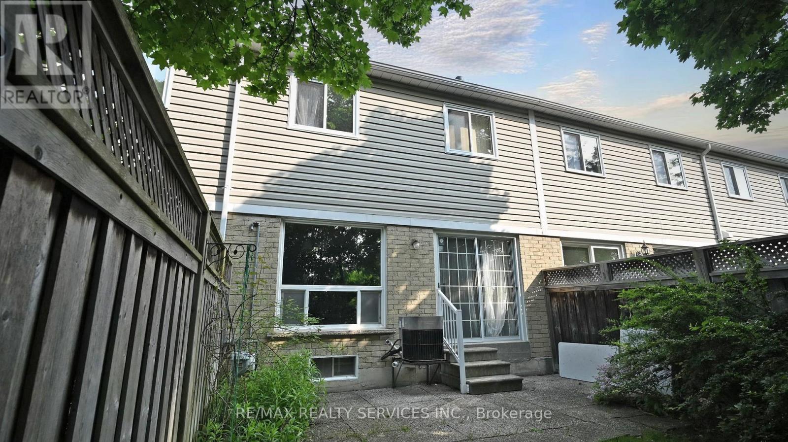 28 Heathcliffe Square, Brampton (Central Park), Ontario  L6S 5P7 - Photo 45 - W12403223