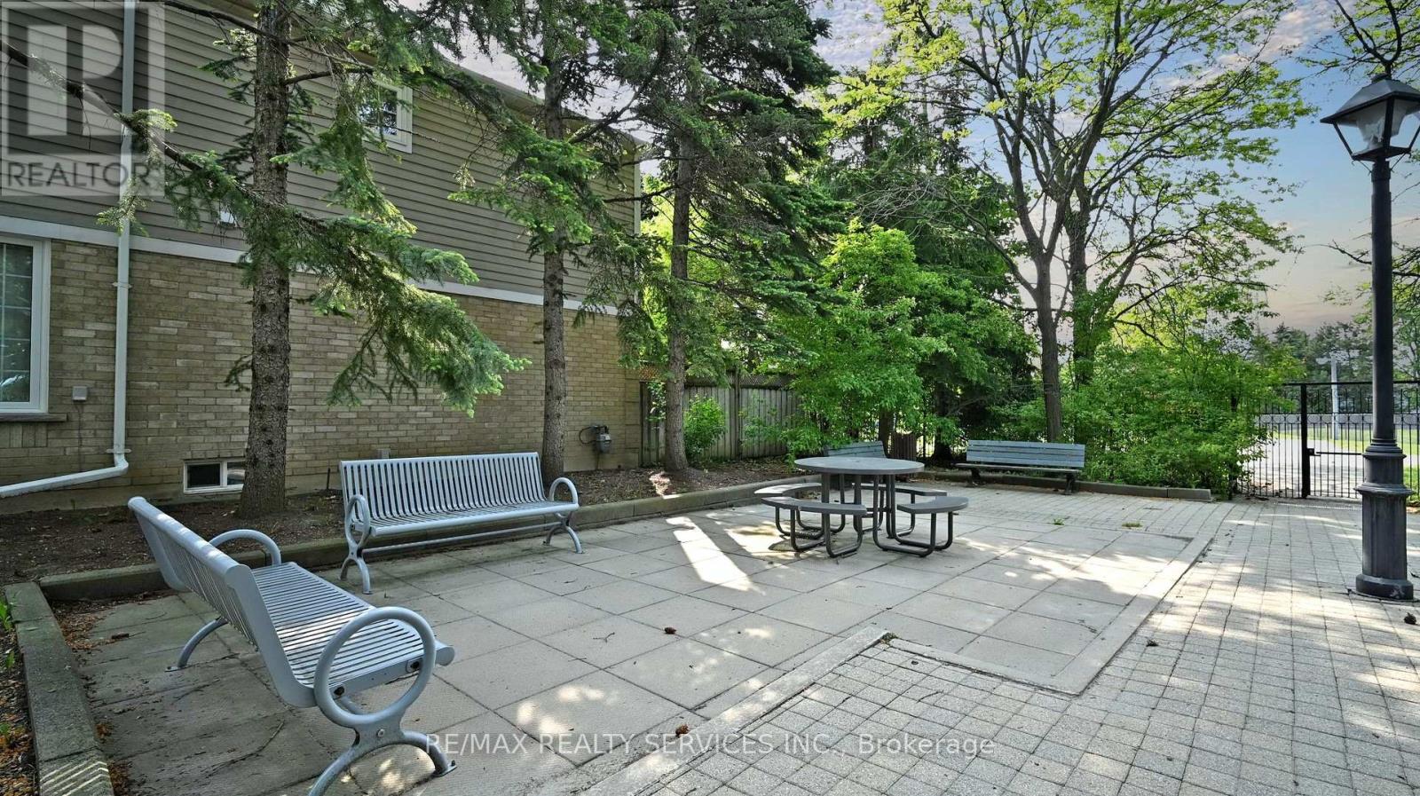 28 Heathcliffe Square, Brampton (Central Park), Ontario  L6S 5P7 - Photo 49 - W12403223