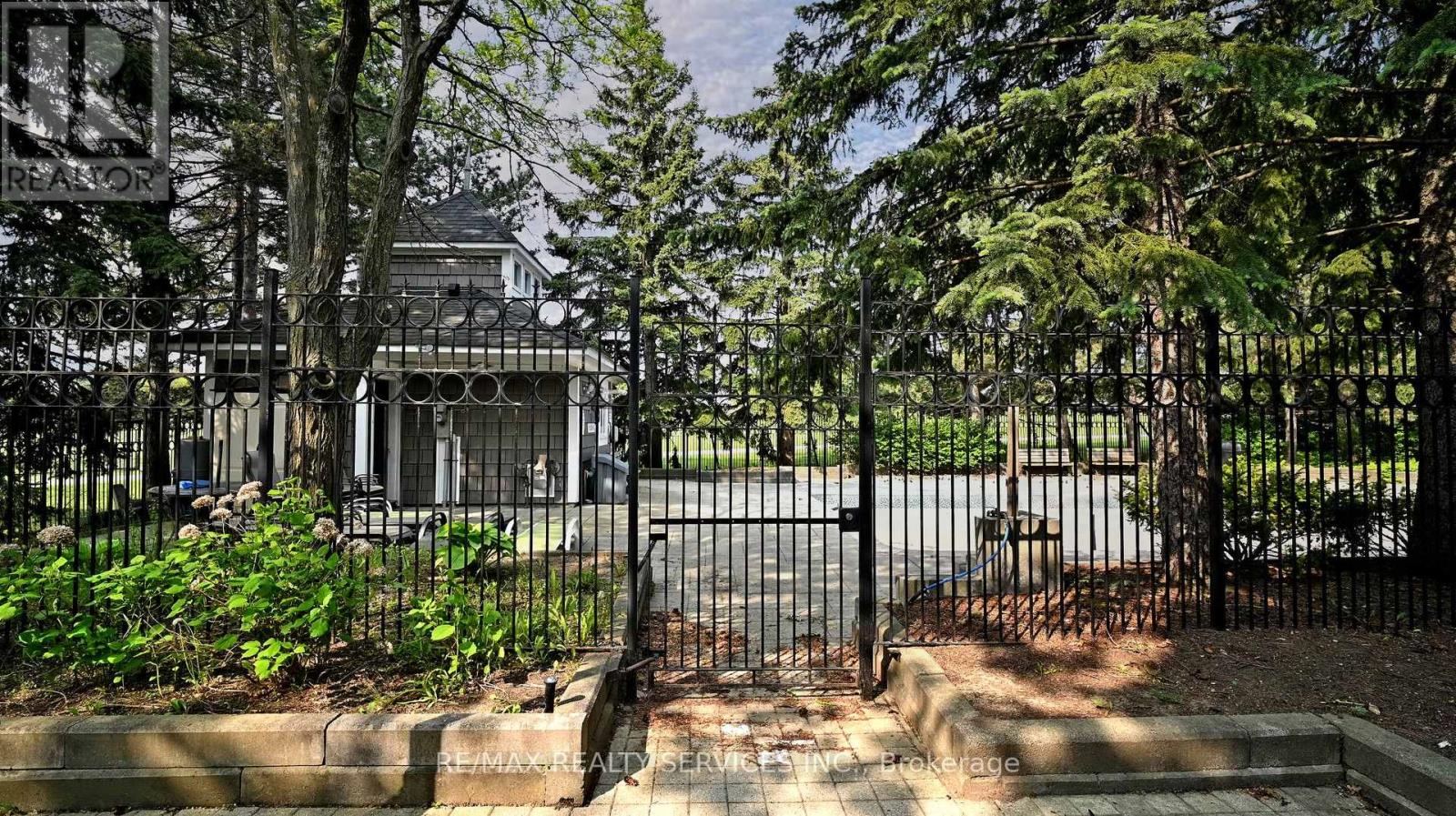 28 Heathcliffe Square, Brampton (Central Park), Ontario  L6S 5P7 - Photo 50 - W12403223