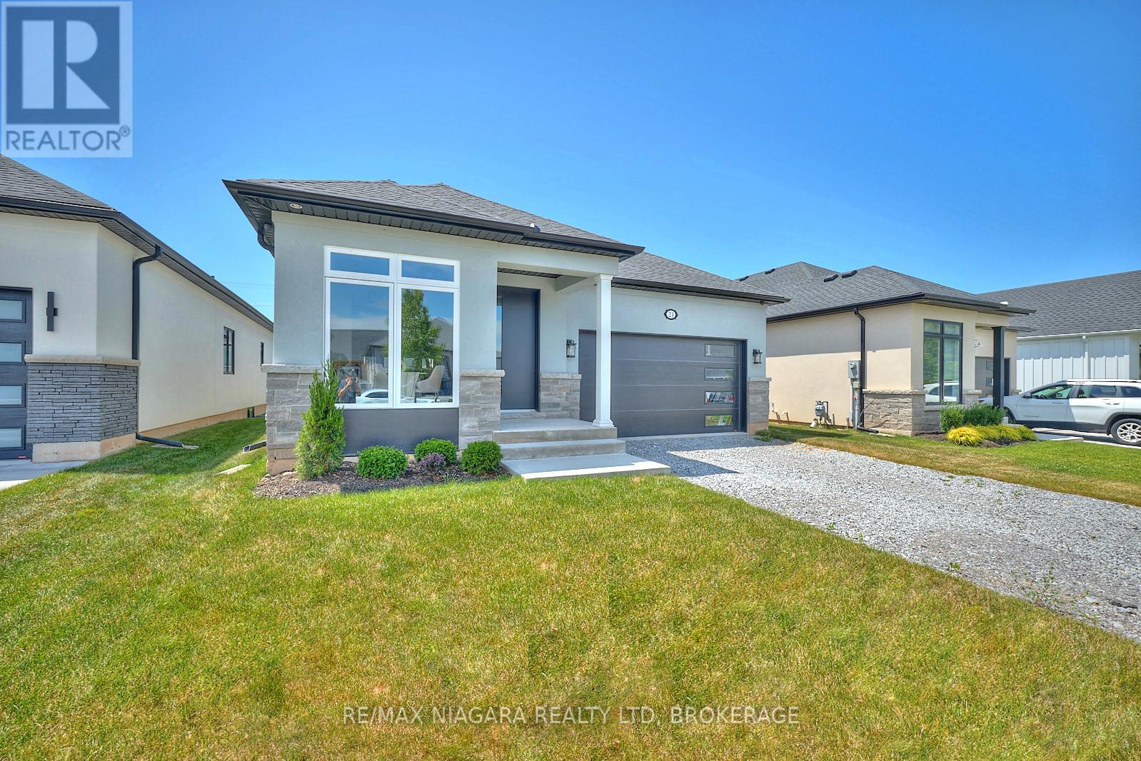 21 Sunrise Court N, Fort Erie, Ontario  L0S 1N0 - Photo 2 - X12403252