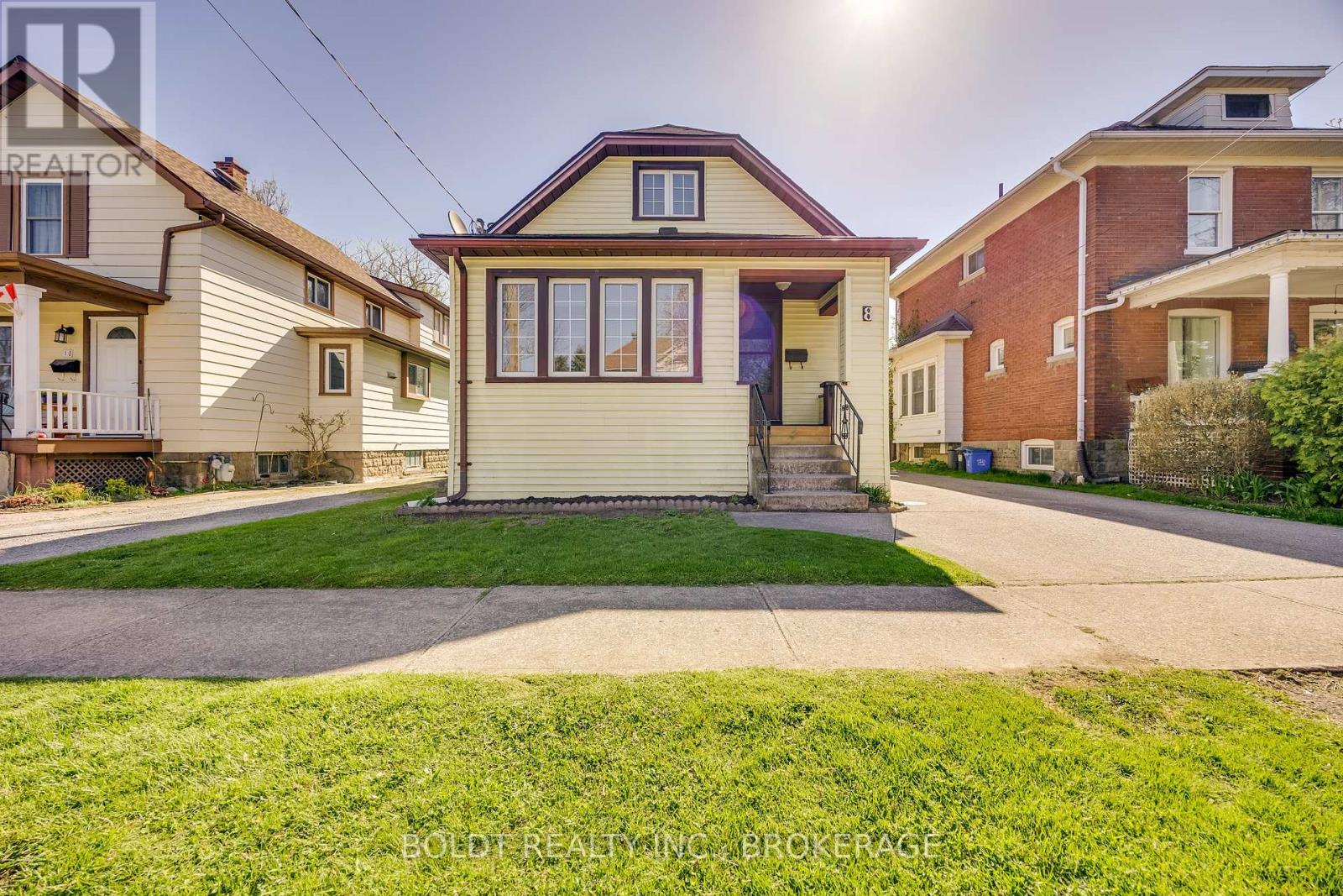 8 Chelsea Street, St. Catharines, Ontario  L2P 3B8 - Photo 4 - X12403277