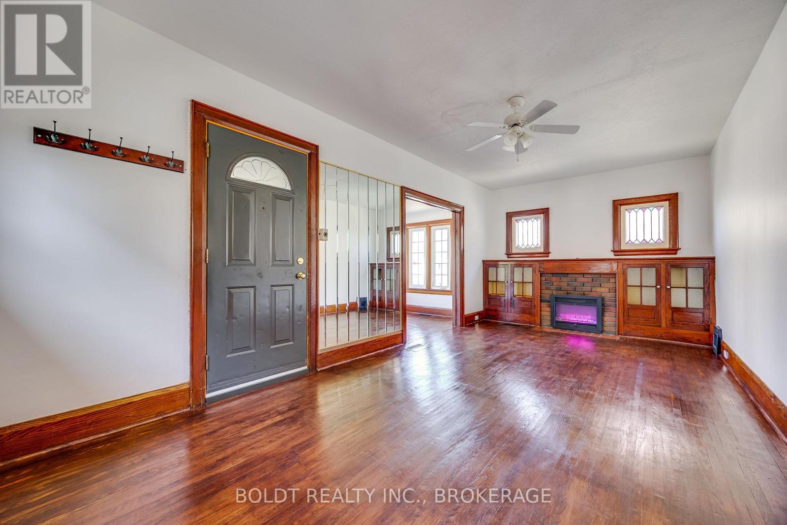 8 Chelsea Street, St. Catharines, Ontario  L2P 3B8 - Photo 6 - X12403277