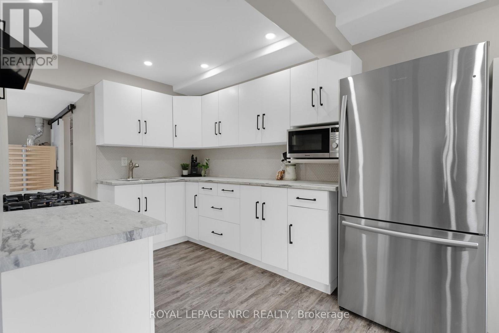 17 Windsor Avenue, Fort Erie, Ontario  L2A 5L8 - Photo 10 - X12403366