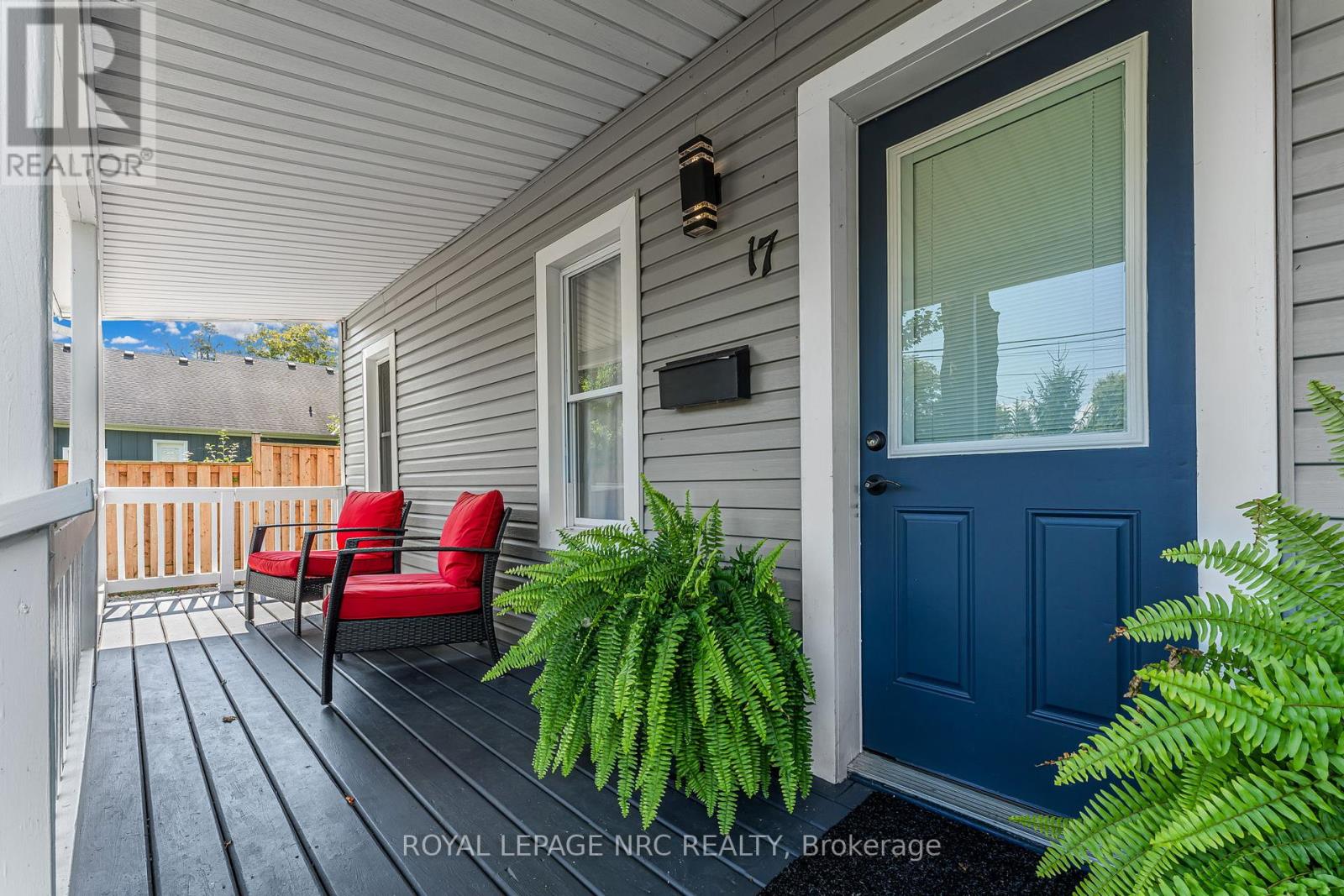 17 Windsor Avenue, Fort Erie, Ontario  L2A 5L8 - Photo 4 - X12403366