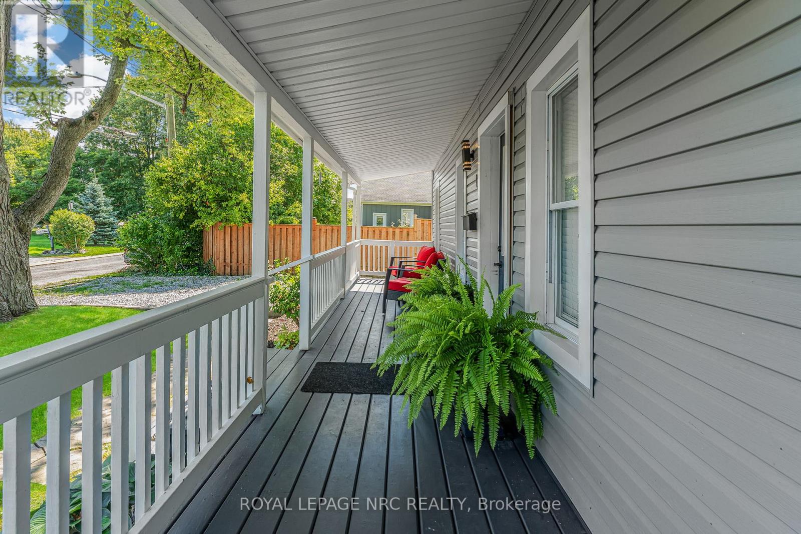 17 Windsor Avenue, Fort Erie, Ontario  L2A 5L8 - Photo 5 - X12403366