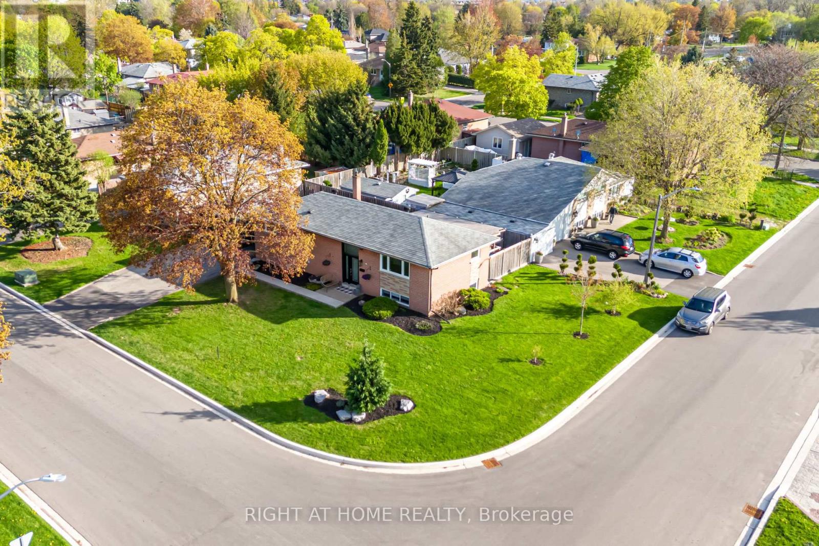 43 Sherwood Crescent, Brampton, Ontario  L6X 2C9 - Photo 2 - W12355841