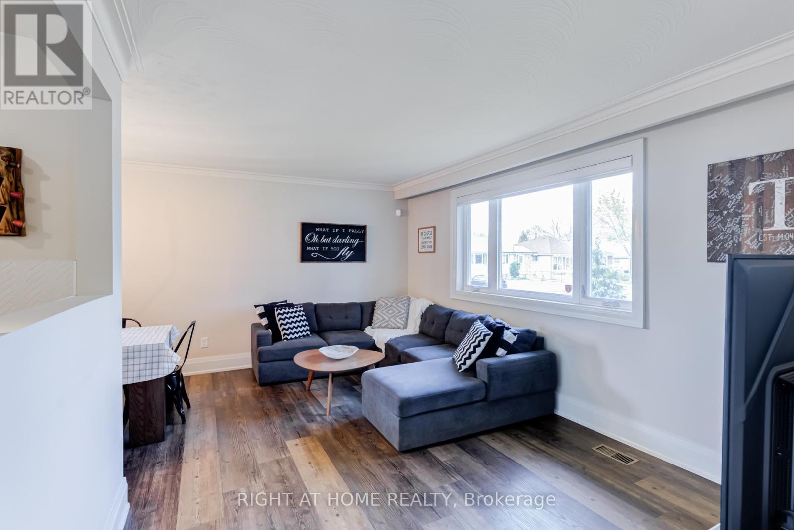 43 Sherwood Crescent, Brampton, Ontario  L6X 2C9 - Photo 4 - W12355841
