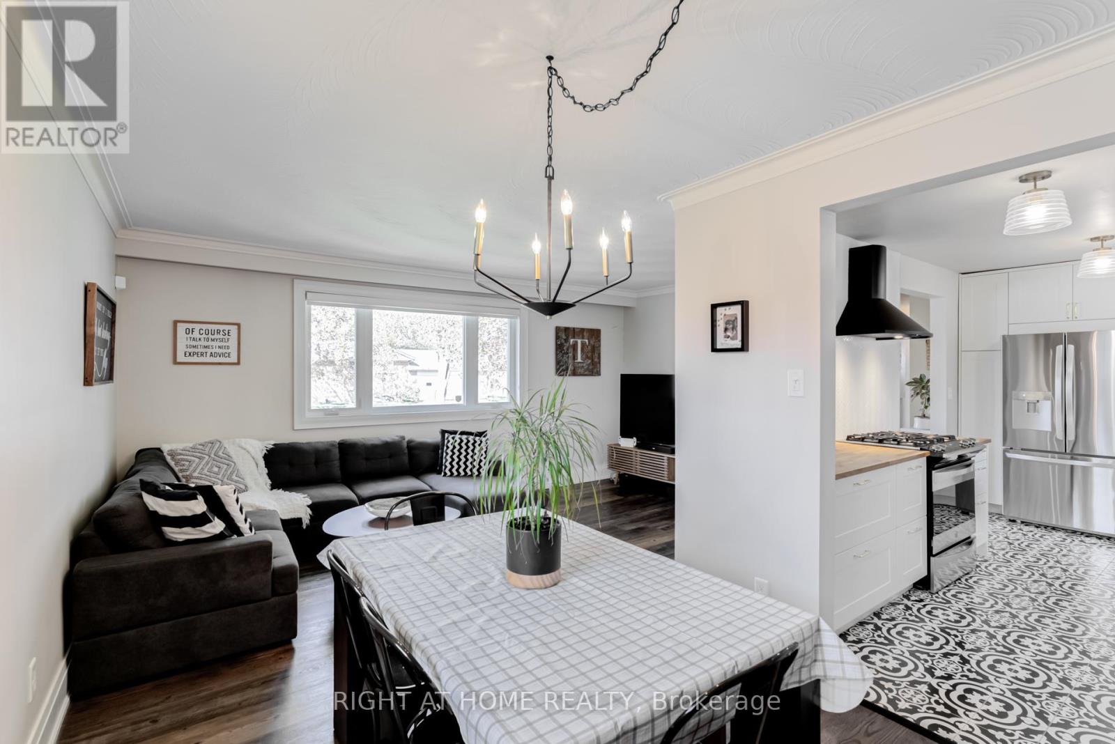 43 Sherwood Crescent, Brampton, Ontario  L6X 2C9 - Photo 6 - W12355841
