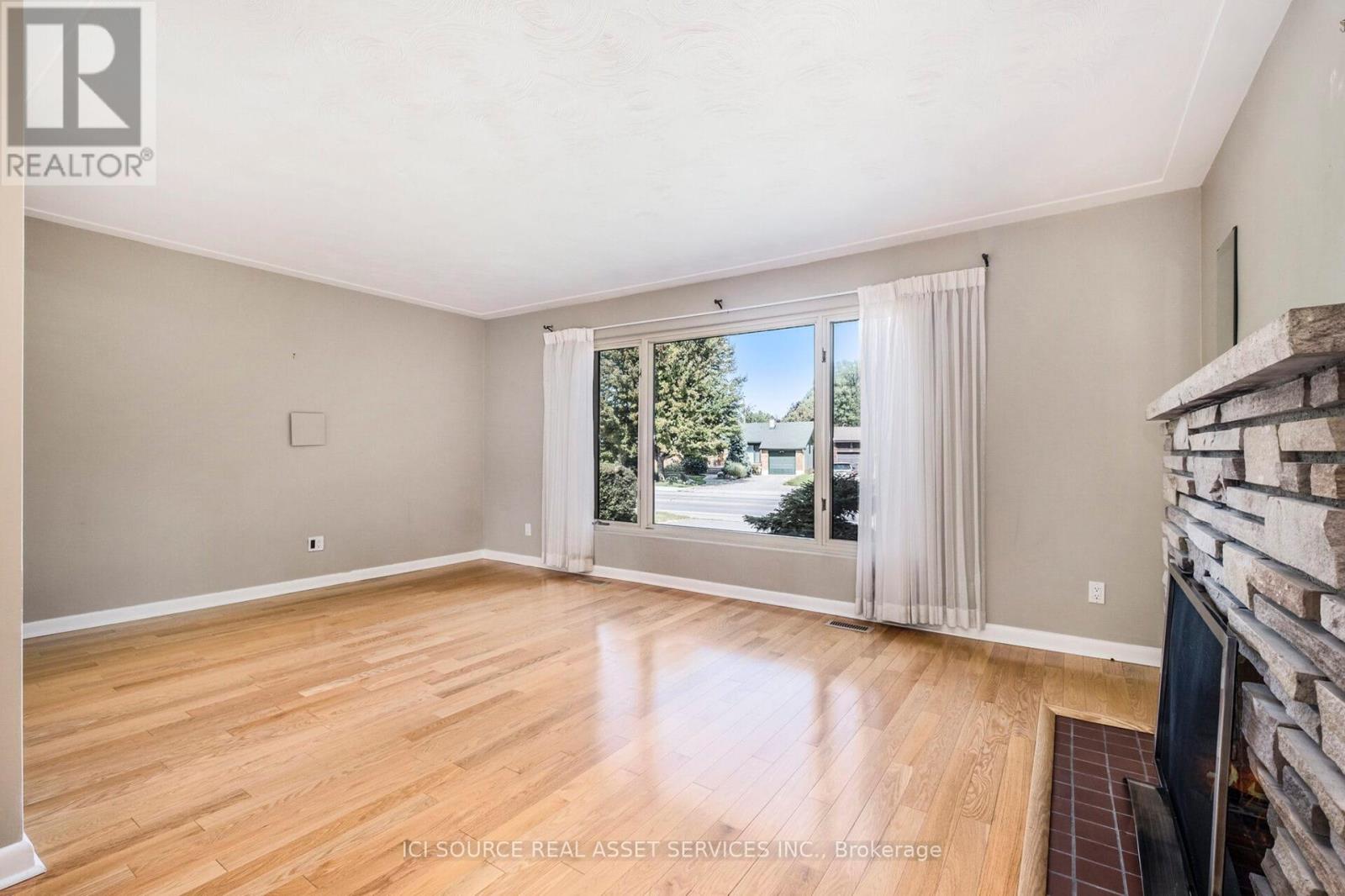 710 Sherbourne Road, Ottawa, Ontario  K2A 3H5 - Photo 5 - X12336343