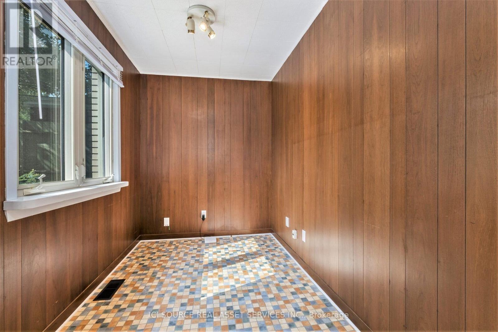 710 Sherbourne Road, Ottawa, Ontario  K2A 3H5 - Photo 9 - X12336343