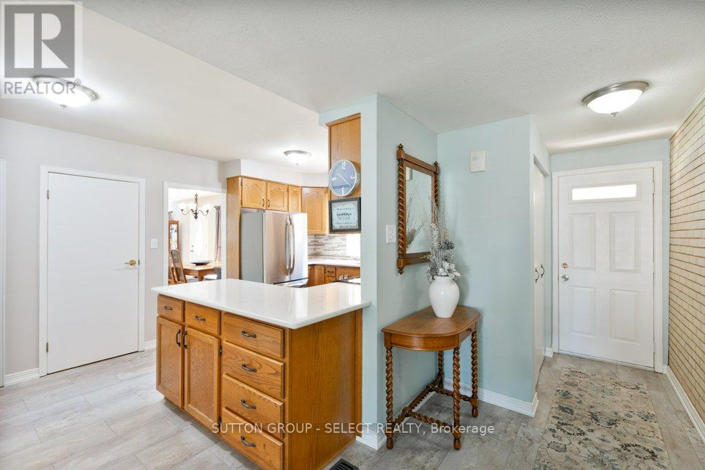 714 Springbank Drive, London South, Ontario  N6K 1A3 - Photo 14 - X12403412