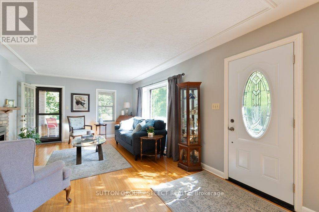 714 Springbank Drive, London South, Ontario  N6K 1A3 - Photo 5 - X12403412